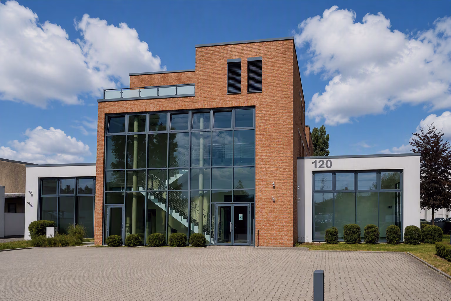 Außenansicht des COWORX Bürogebäudes an der Abtsbrede 120 in Paderborn