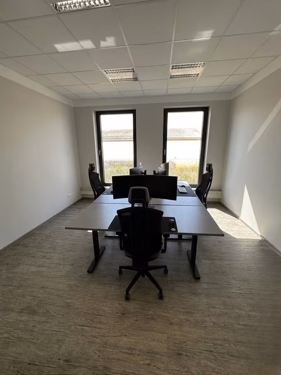 Privatbüro 1 im COWORX Paderborn – möbliertes Büro für bis zu 3 Personen in ruhiger Nordlage mit Fensterfront zum Innenhof