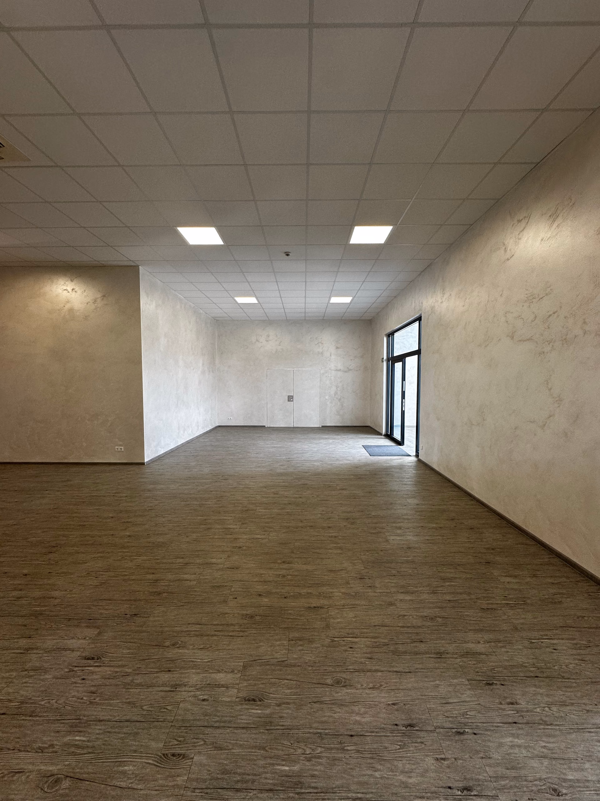 Flur im Erdgeschoss des COWORX Paderborn – heller Erschließungsflur mit Zugang zu den Besprechungsräumen