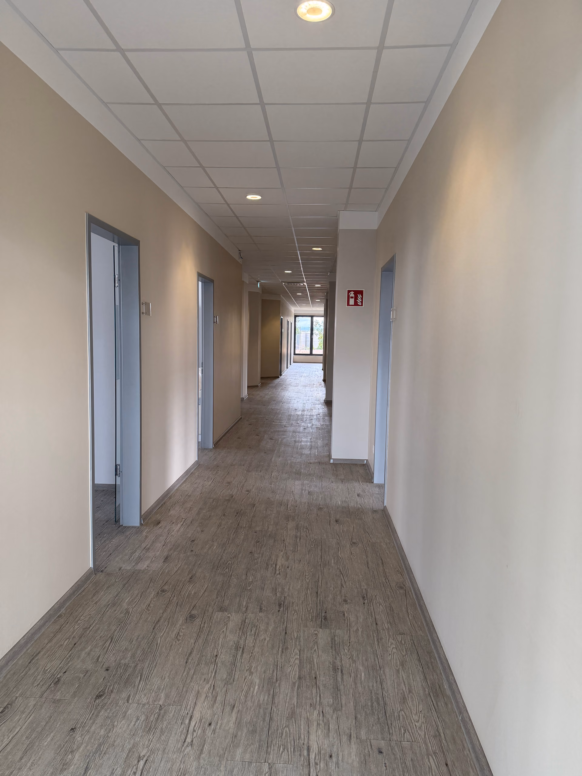 Erschließungsflur im 1. Obergeschoss des COWORX Paderborn – heller Flur mit Zugang zu den Privatbüros