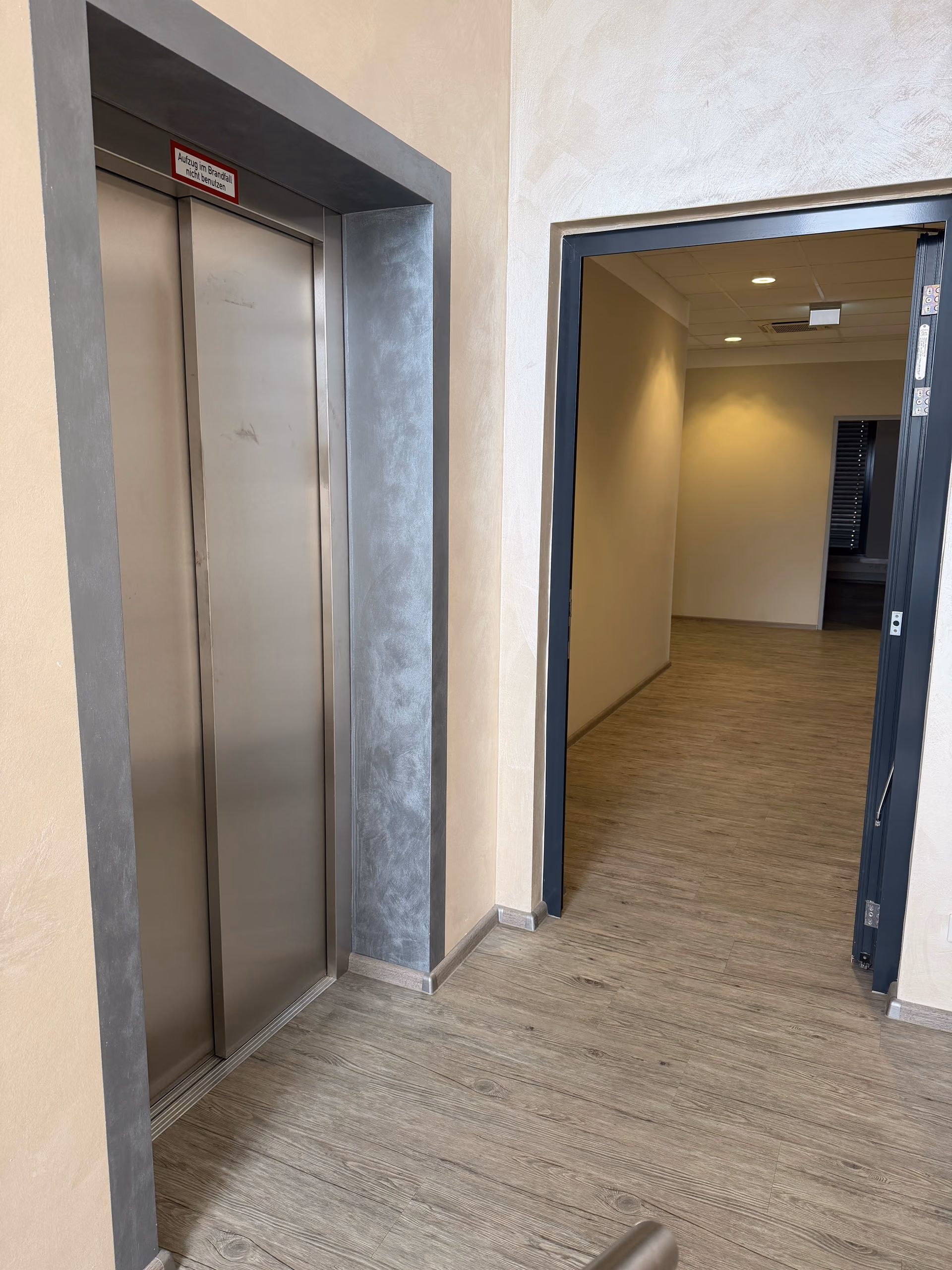 Fahrstuhl im COWORX Paderborn – barrierefreier Zugang zum 1. Obergeschoss
