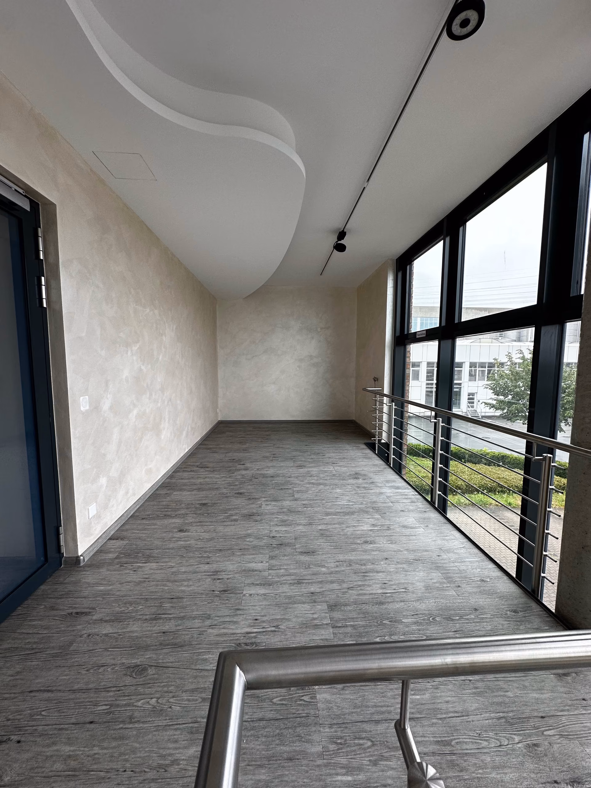 Galerie- und Loungebereich im COWORX Paderborn – Sitzgelegenheiten für informelle Gespräche und Pausen