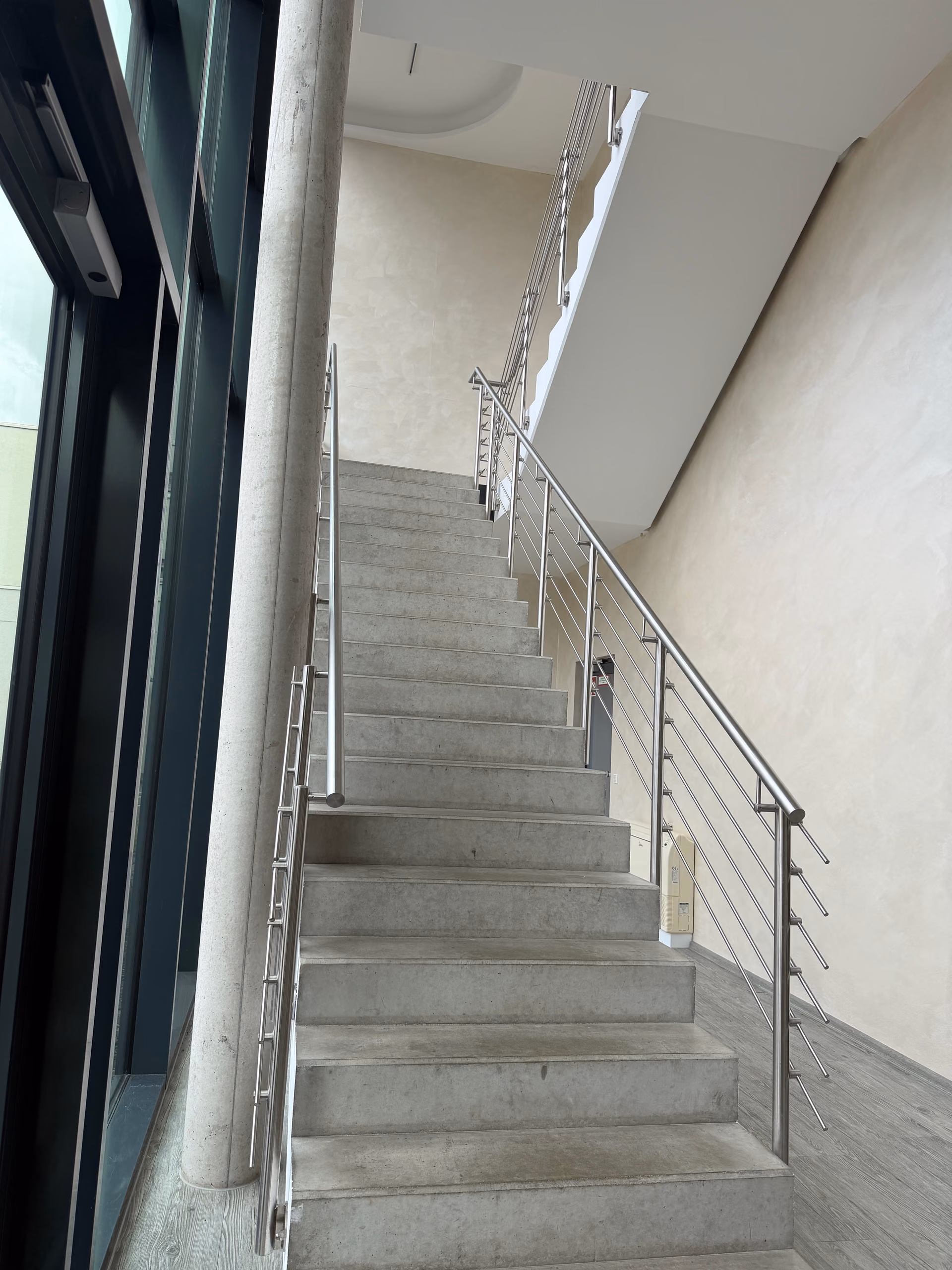 Treppenhaus im COWORX Paderborn – Eingangsbereich mit breiten Treppenstufen